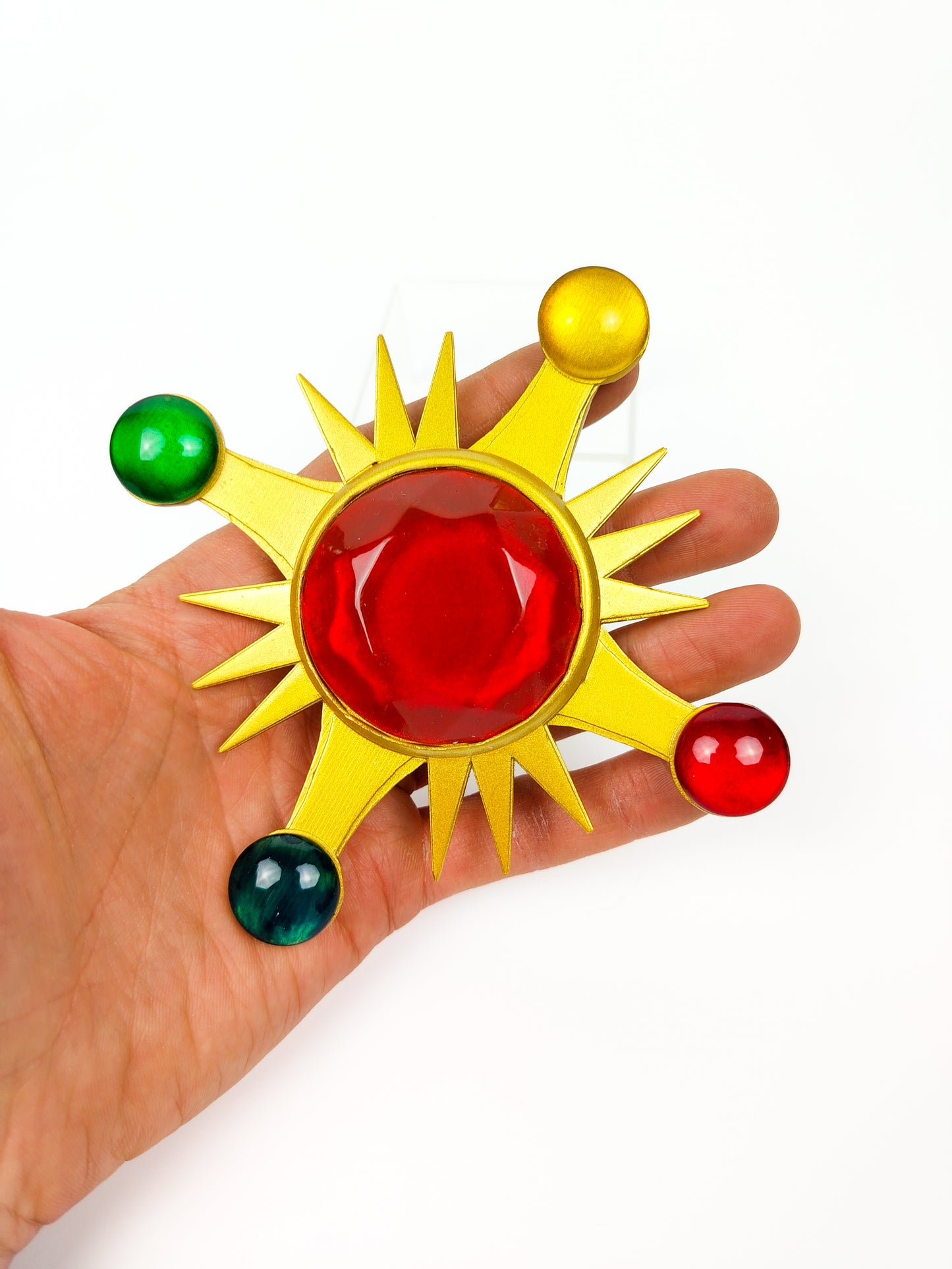 Spilla Guerriera Magica Dorata – Accessorio Artigianale per Cosplay