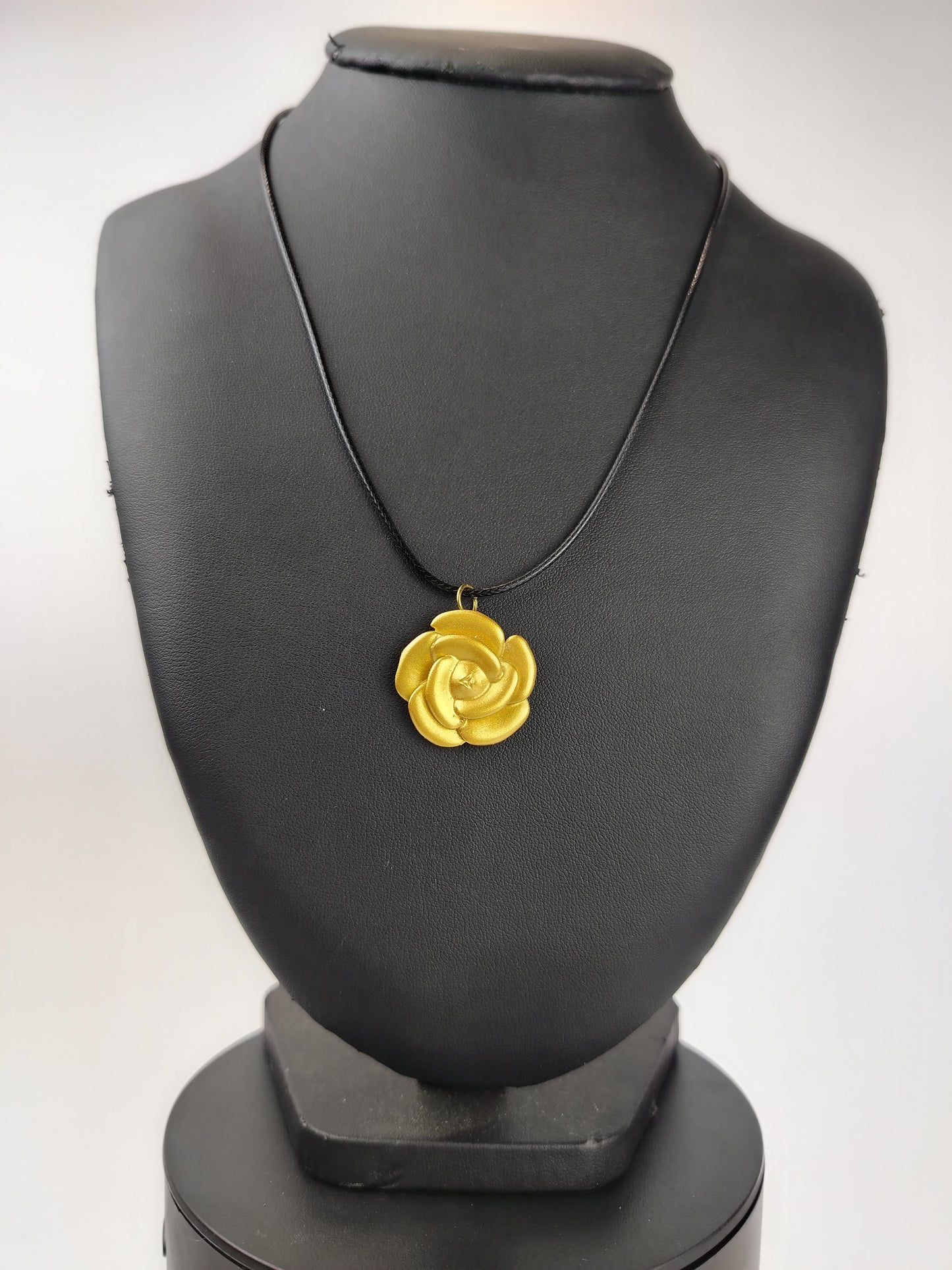 Replica Accessori Yor Forger – Orecchini, Collana e Fermacapelli (Spy x Family)